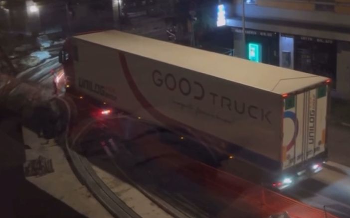 Anche un camion finisce nel cantiere del tram in Corticella