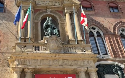 Hanno trovato 86mila in un mobile in strada, il denaro è stato diviso con l’erede
