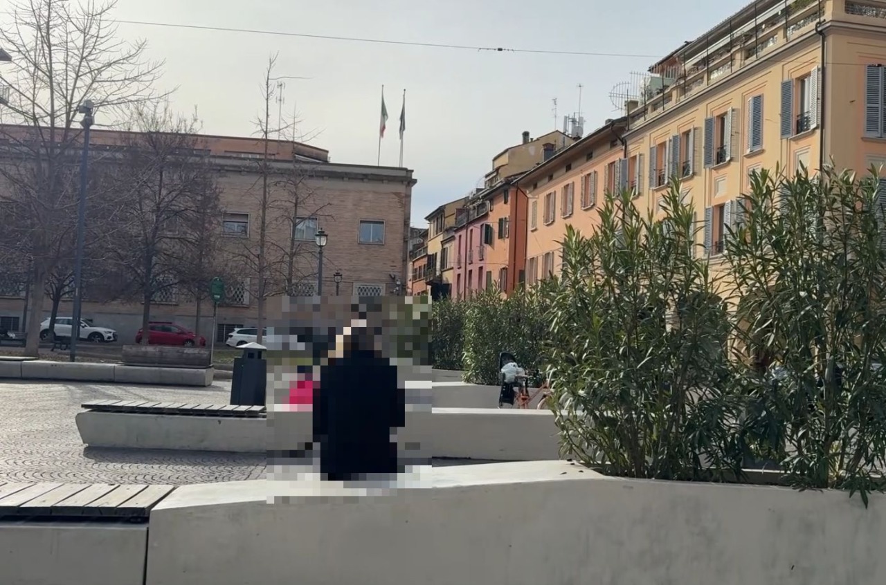 Bivaccavano in Piazza S.Francesco, fra loro una mamma con una bimba di 4 anni