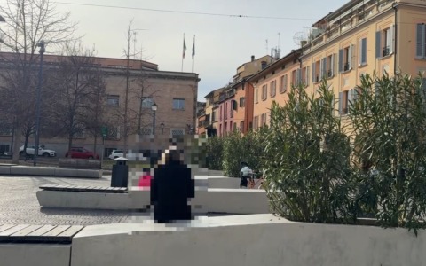 Bivaccavano in Piazza S.Francesco, fra loro una mamma con una bimba di 4 anni