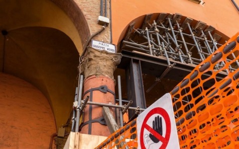 Slitta la fine dei lavori di ripristino della colonna danneggiata in piazza Verdi