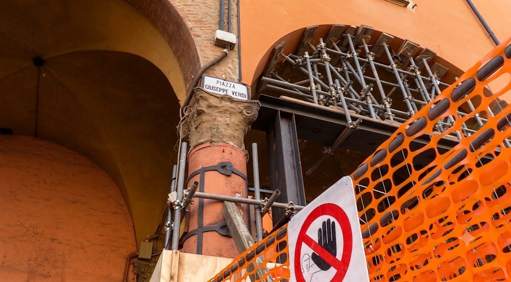 Slitta la fine dei lavori di ripristino della colonna danneggiata in piazza Verdi