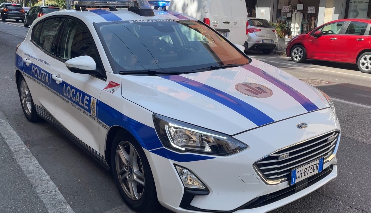 Piazza XX Settembre: passanti inveiscono contro gli agenti della polizia locale che stavano fermando uno spacciatore