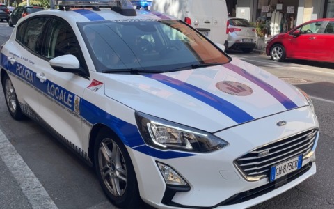 Controlli in Piazza XX Settembre: passanti inveiscono contro gli agenti della polizia locale che fermavano uno spacciatore