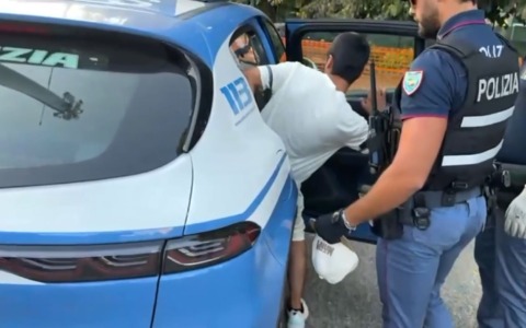 Controlli di Polizia a Bologna: 100 identificati, 5 portati in Questura