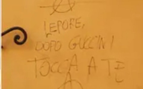 Via Galliera, scritta contro il sindaco Lepore: ‘Dopo Guccini, tocca a te’.