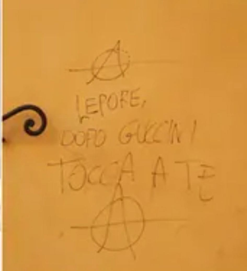 Via Galliera, scritta contro il sindaco Lepore: ‘Dopo Guccini, tocca a te’.