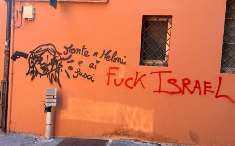 Sui muri in centro scritte e minacce contro Giorgia Meloni e la polizia