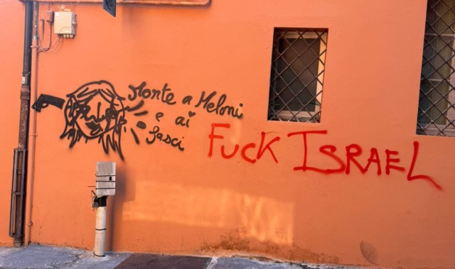 Sui muri in centro scritte e minacce contro Giorgia Meloni e la polizia
