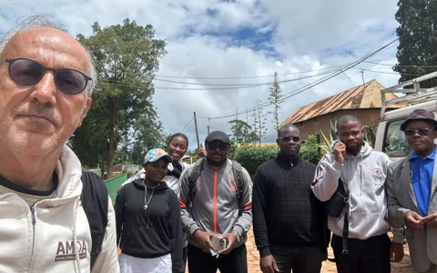 Le “vacanze” del dottor Martelli: in Camerun per visitare le popolazioni più povere del mondo