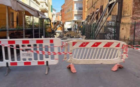 Si rompe un tubo d’acqua in via Belle Arti, cantine allagate e disagi ai residenti