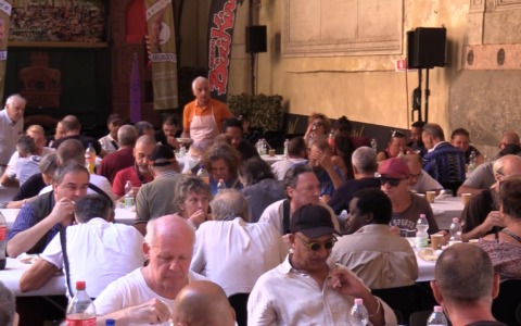 In 250 al pranzo solidale nel Cortile di Palazzo d’Accursio