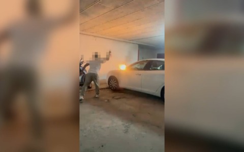 A Casteldebole, cittadino spegne le fiamme divampate in un’auto parcheggiata