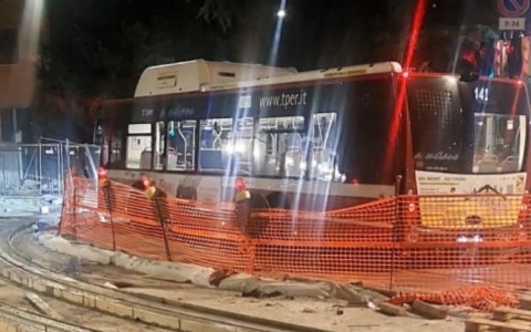 Bus finisce per errore dentro un cantiere del tram e resta incastrato