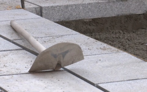Ancora da risistemare i basoli di via de’ Carbonesi