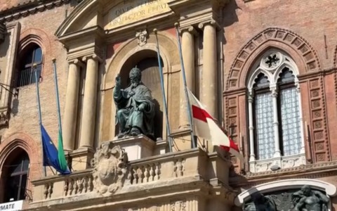 Funerali Guccini, Bologna a lutto ma via Fabbri è sempre più viva