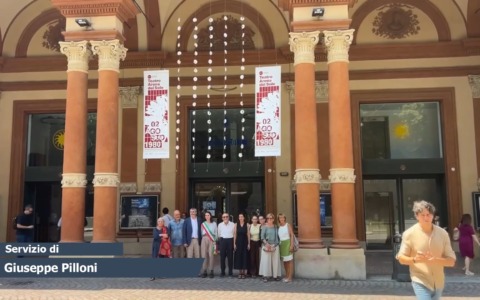 85 gerbere bianche sulla facciata del Teatro Arena del Sole