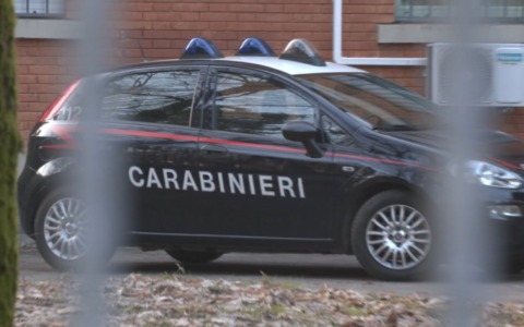 Minaccia di morte il nuovo compagno della ex: con un cric rompe il vetro della sua auto, arrestato 35enne
