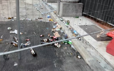 Bolognina, l’area del cantiere del tram usata come “campana per la raccolta del vetro”