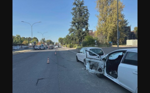 21enne in sella alla moto si schianta contro la portiera aperta di una vettura in sosta