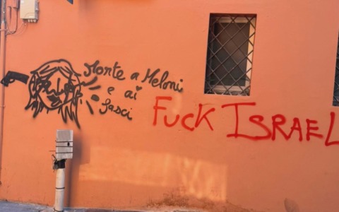 Scritte contro Giorgia Meloni, Fratelli d’Italia presenta denuncia contro ignoti