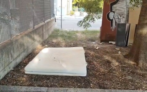 Degrado, sporcizia e bivacchi al Parco Trombetti