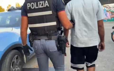 Controlli polizia a Bologna, piccoli spacciatori in manette