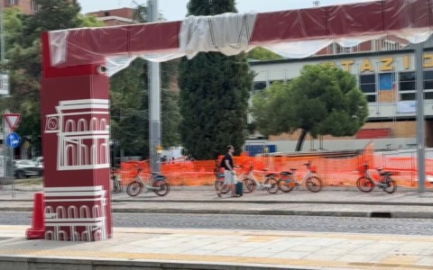 “Quer pasticciaccio brutto”…del cartellone capovolto e subito rigirato