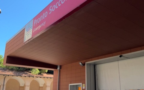 Calci a infermiera del pronto soccorso Sant’Orsola, 10gg di prognosi