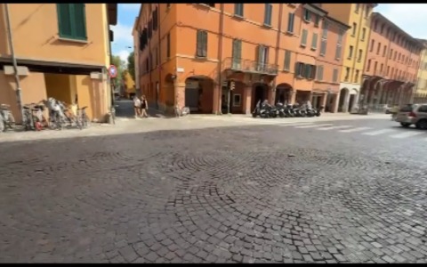 Incidente stradale in centro a Bologna, grave un 22enne