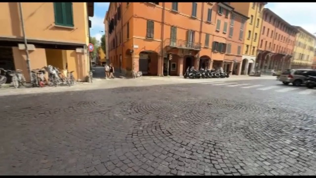 Incidente stradale in centro a Bologna, grave un 22enne