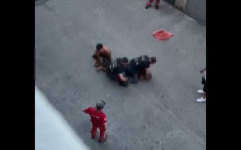 Parla l’uomo che teneva i piedi di Fakir: “Vivo recluso per le minacce”
