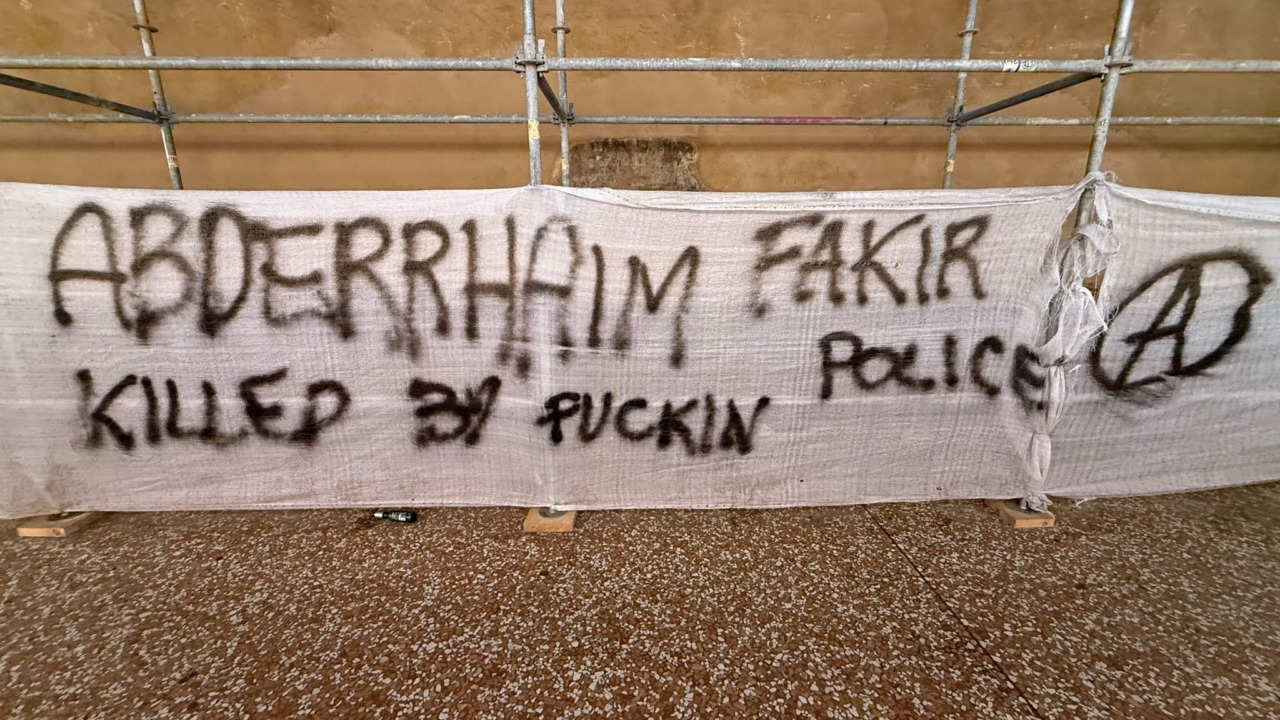 Ancora scritte contro la Polizia a Bologna, questa volta sotto il Portico dei Servi