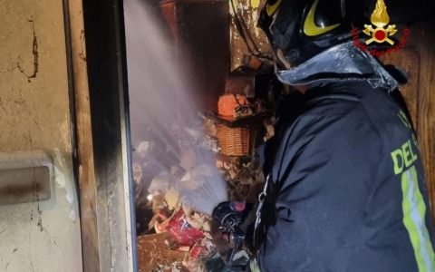 Incendio in abitazione a Budrio, i vigili del fuoco salvano una persona