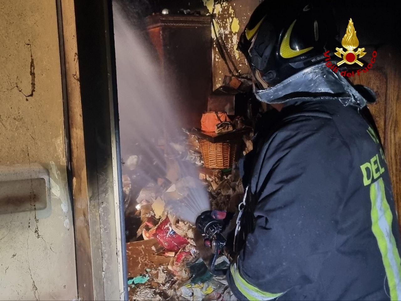 Incendio in abitazione a Budrio, i vigili del fuoco salvano una persona