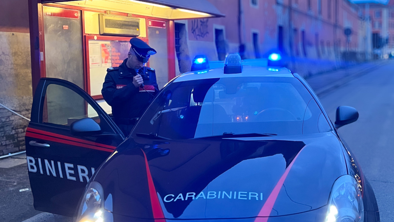 Aggressione alla fermata del bus: autista soccorre passeggero ferito, indagini dei carabinieri