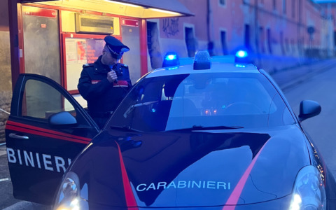 Aggressione alla fermata del bus: autista soccorre passeggero ferito, indagini dei carabinieri