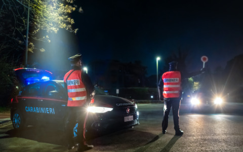 Incidente stradale a Imola: auto travolge una coppia che attraversa la strada, gravi marito e moglie