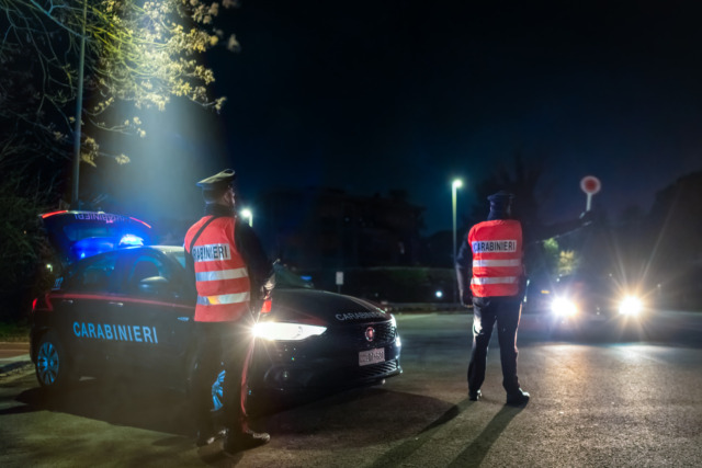 Incidente stradale a Imola: auto travolge una coppia che attraversa la strada, gravi marito e moglie