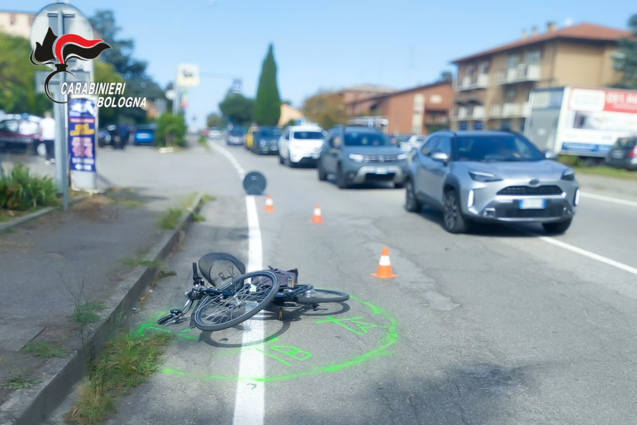 Ciclista investito in strada, automobilista non si ferma e scappa. Indagini dei carabinieri