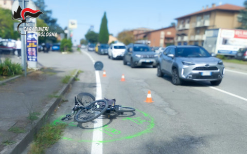 Ciclista investito in strada, automobilista non si ferma e scappa. Indagini dei carabinieri