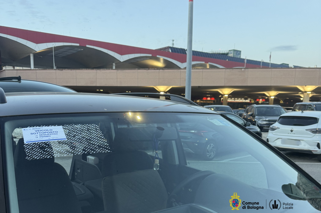 Tassista abusivo all’aeroporto Marconi smascherato dalla Polizia Locale