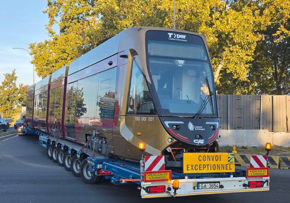 Ecco il secondo tram: il mezzo è arrivato al deposito di Borgo Panigale