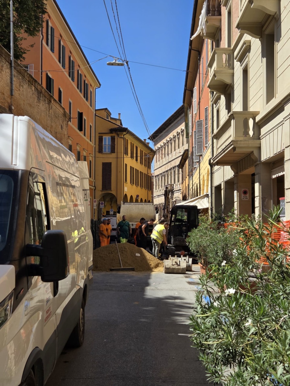 Ancora chiusa Via delle Belle Arti, proseguono gli accertamenti dei tecnici Hera