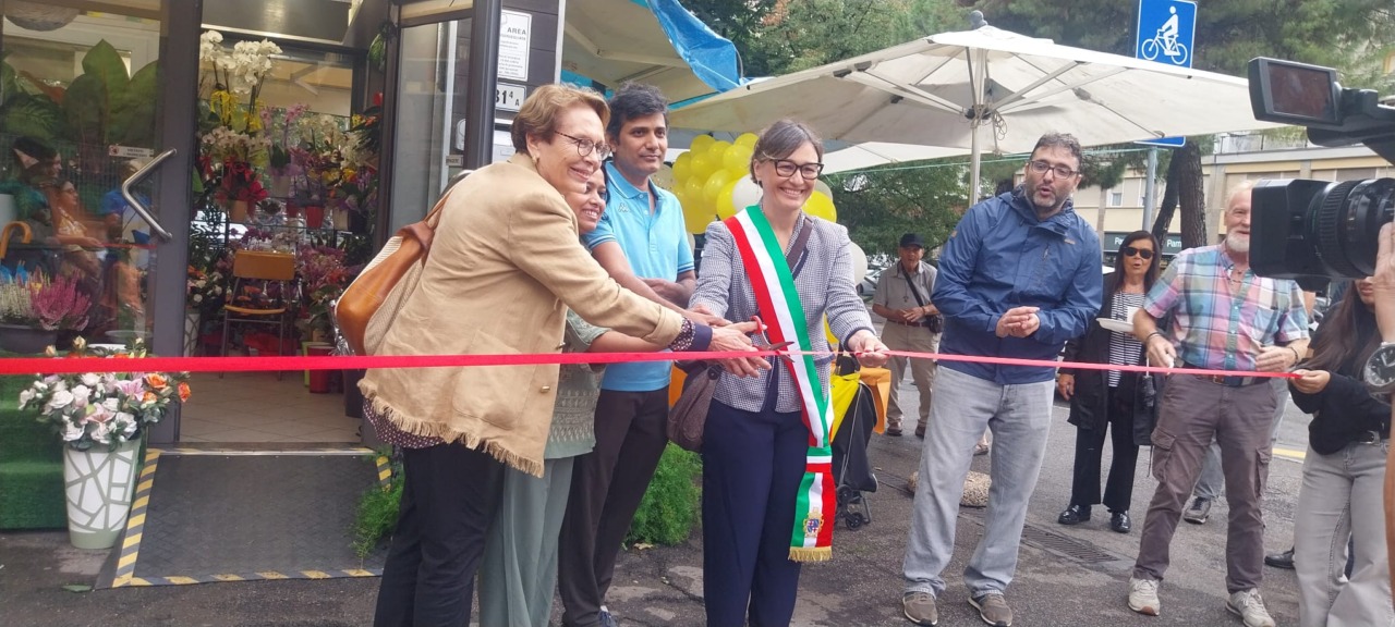 Riapre il chiosco di fiori di via Dagnini a Bologna