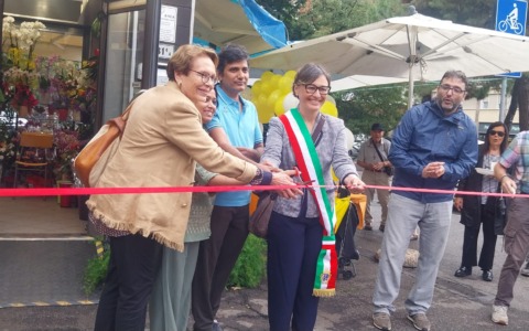 Riapre il chiosco di fiori di via Dagnini a Bologna