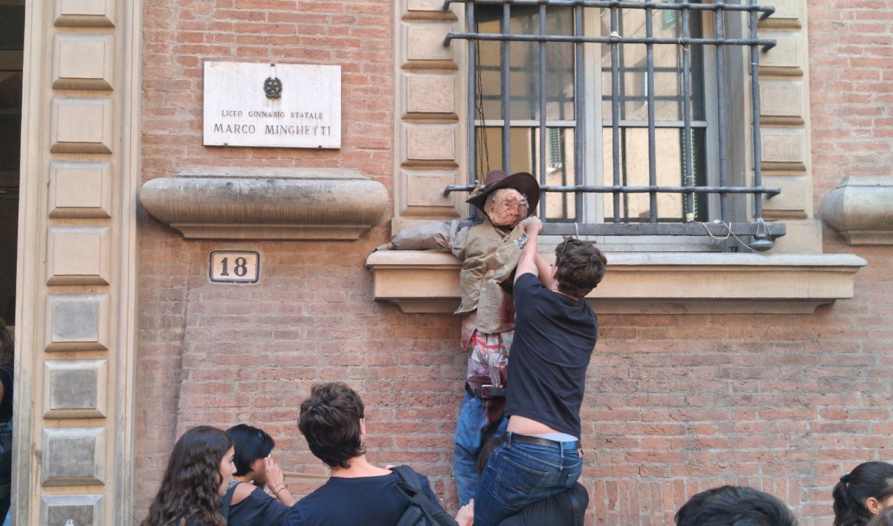 Scuola, prima protesta degli studenti del collettivo Osa. Appeso alla finestra il manichino di Valditara