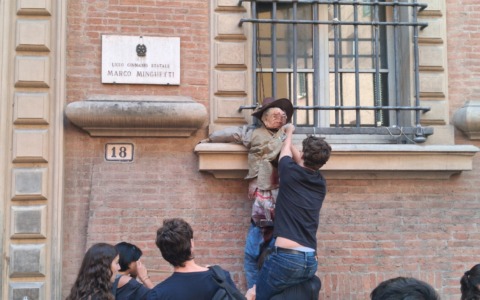 Scuola, prima protesta degli studenti del collettivo Osa. Appeso alla finestra il manichino di Valditara