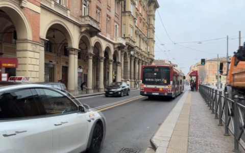 Abbonamento bus e strisce blu insieme: l’ipotesi al vaglio del comune di Bologna