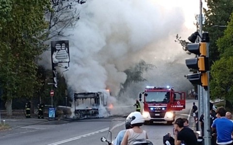 Autobus prende fuoco, salvi tutti i passeggeri